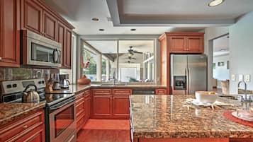 Fridge, microwave, stovetop, dishwasher