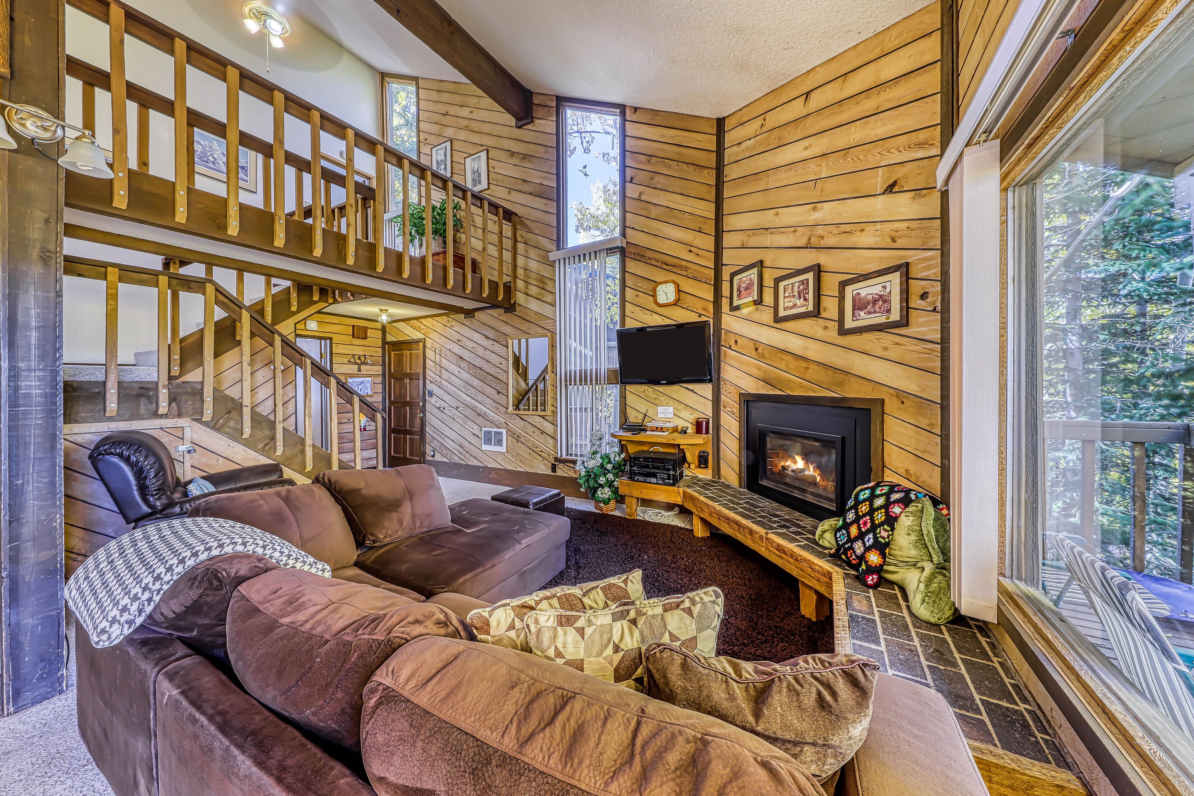 Gorgeous ski getaway next to the Navajo slopes with  kitchen, grill & fireplace