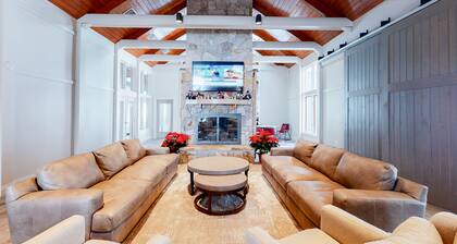 Renovated Ski-in/Ski-Out Condo w/ Shared Pools, Hot Tub, Sauna & Great Location