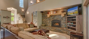 High Sierra by Tahoe Getaways - Dollar Point 4BR w Yard, Hot Tub & Dog Ok!