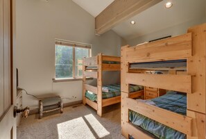 4 bedrooms, iron/ironing board, free WiFi, bed sheets