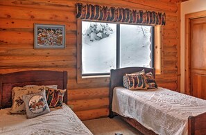 4 bedrooms, laptop workspace, iron/ironing board, travel cot - Brian Head Cabin Minutes from Slopes w/ Game Room! (Brian Head)