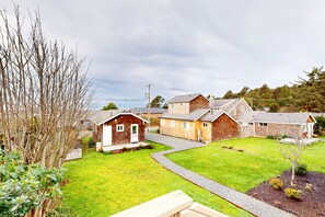 Property grounds - Dog-friendly, comfy cabin only two blocks from the beach (Cannon Beach)