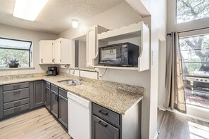 Fridge, microwave, stovetop, dishwasher