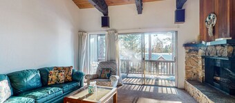 Condominio soleado y apto para perros con piscina compartida, bañera de hidromasaje y sauna, ¡cerca del lago!