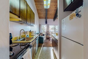 Fridge, microwave, oven, stovetop - Sunny, Family-Friendly Condo - Near the Lake (Tahoe City)