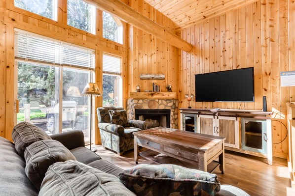 TV, fireplace, DVD player, books - Lovely home with fireplace, deck, grill, shared pool, tennis, and hot tubs (Eagle Crest)