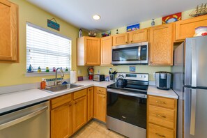 Fridge, microwave, stovetop, dishwasher - Condo w/ Deck: Walk to Beach & Convention Center! (Wildwood)
