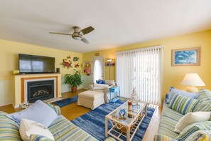 TV, fireplace, DVD player - Condo w/ Deck: Walk to Beach & Convention Center! (Wildwood)
