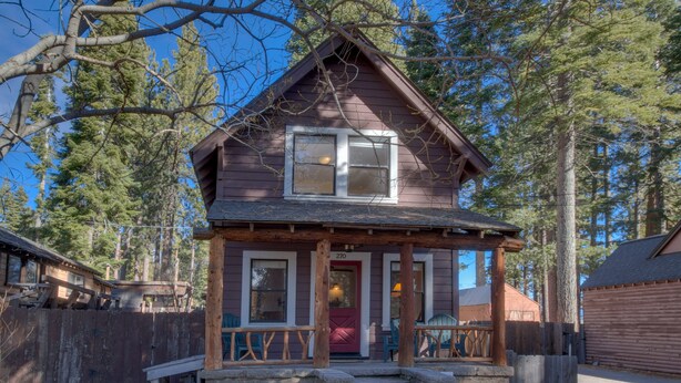Une cabane en bois à deux étages, dotée d’un porche, d’une porte rouge et du numéro « 270 » sur la façade.