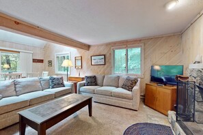 TV, fireplace