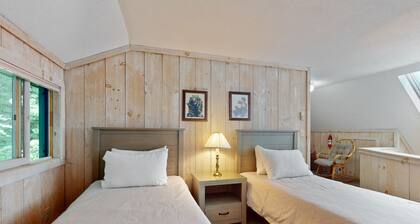 Classic, dog-friendly cabin in the woods w/ private deck