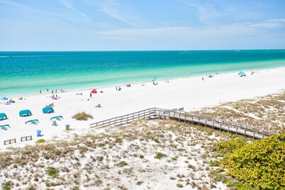 Top Floor Beachfront Studio Breathtaking Views. Heated Pool. Fantastic Location in Treasure Island!