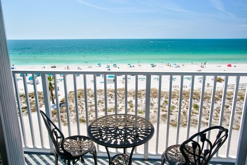Top Floor Beachfront Studio Breathtaking Views. Heated Pool. Fantastic Location in Treasure Island!