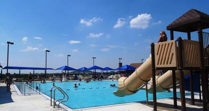 Oh My Gourd! King Beds, Fire Pit, Hot Tub, Pool Table & Fireside Fall Nights