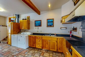 Fridge, microwave, oven, stovetop - Convenient & spacious dog-friendly getaway - close to attractions (Fraser)