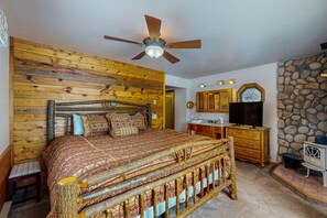 3 bedrooms, internet, bed sheets - Convenient & spacious dog-friendly getaway - close to attractions (Fraser)