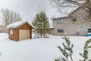 Exterior - Convenient & spacious dog-friendly getaway - close to attractions (Fraser)