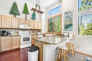 ثلاجة، ميكروويف، فرن، موقد طهي مسطح