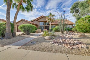 Exterior - Saltwater Pool & Grill: Tempe Retreat! (Phoenix)