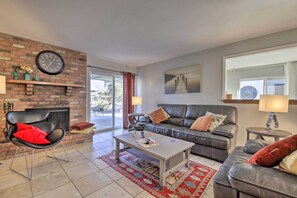 TV, fireplace, DVD player - Sun Deck, Hot Tub! Lakefront Tempe House (Tempe)