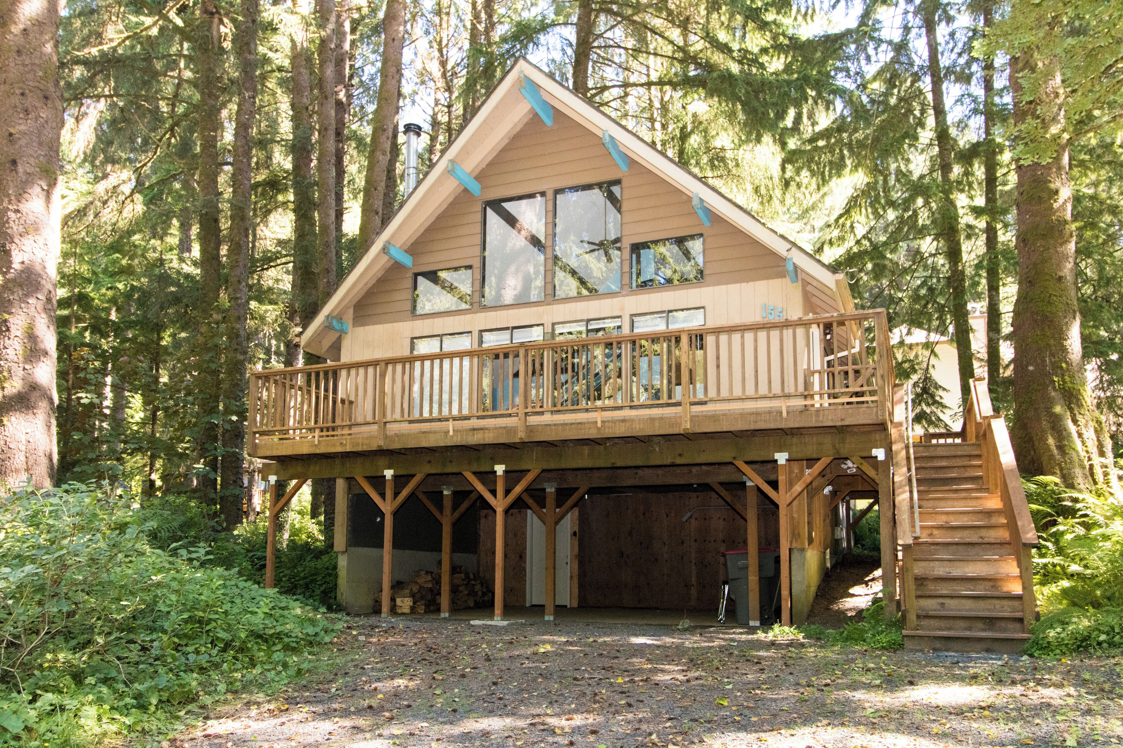 Quiet Home in the Woods with Private Deck - Walk to Beach and Haystack Rock