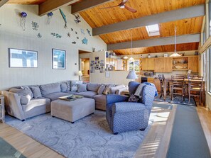 Fireplace, DVD player - One Hundred Thousand Welcomes (Waldport)