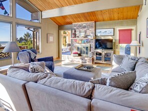 Fireplace, DVD player - One Hundred Thousand Welcomes (Waldport)