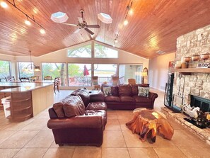 TV - Playa del Sol- Amazing Views, Excellent Lake Access, Sleeps 11! (Canyon Lake)