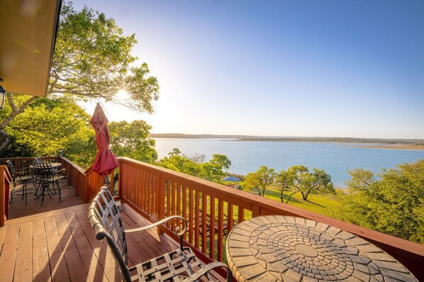 Property grounds - Playa del Sol- Amazing Views, Excellent Lake Access, Sleeps 11! (Canyon Lake)