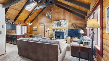 Una televisión, un reproductor de DVD, un reproductor estéreo