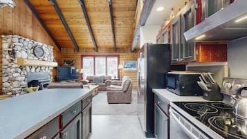 Frigorífico, microondas, horno y placa de cocina