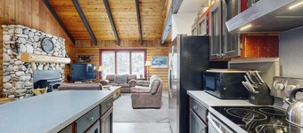 Beautiful Cabin on Nearly 2 Wooded Acres with Private Hot Tub - Dogs Welcome