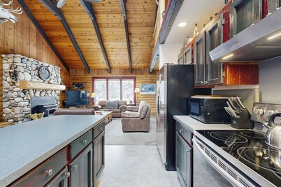 Beautiful Cabin on Nearly 2 Wooded Acres with Private Hot Tub - Dogs Welcome