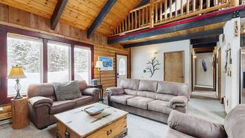 Una televisión, un reproductor de DVD, un reproductor estéreo