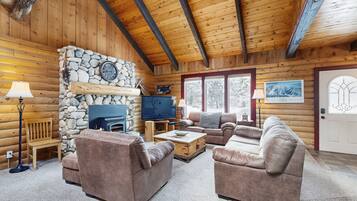 Una televisión, un reproductor de DVD, un reproductor estéreo