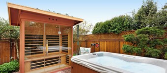 Sonoma County stunner near wineries & parks with hot tub & garden - walkable