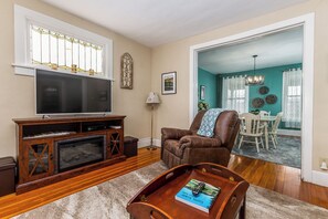 Televisión de pantalla plana, chimenea, reproductor de DVD y libros 