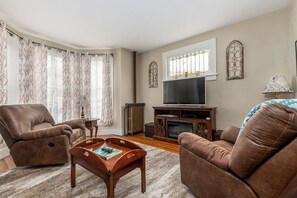 Flat-screen TV, fireplace, DVD player, books