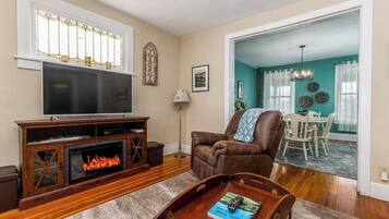 Téléviseur à écran plat, foyer, lecteur de DVD, livres