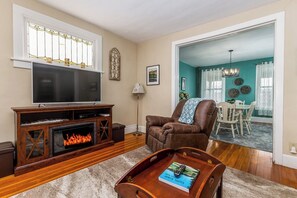 Flat-screen TV, fireplace, DVD player, books