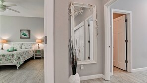 3 habitaciones, escritorio y tabla de planchar con plancha 