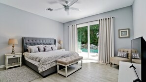 3 slaapkamers, een bureau, een strijkplank/strijkijzer, reisbedje