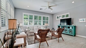 Een smart-tv en boeken