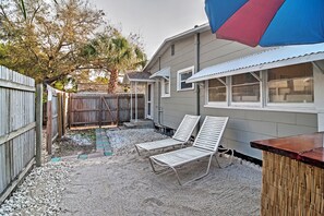 Terrace/patio - Treasure Island Cottage, Near Boardwalk & Beach! (Treasure Island)