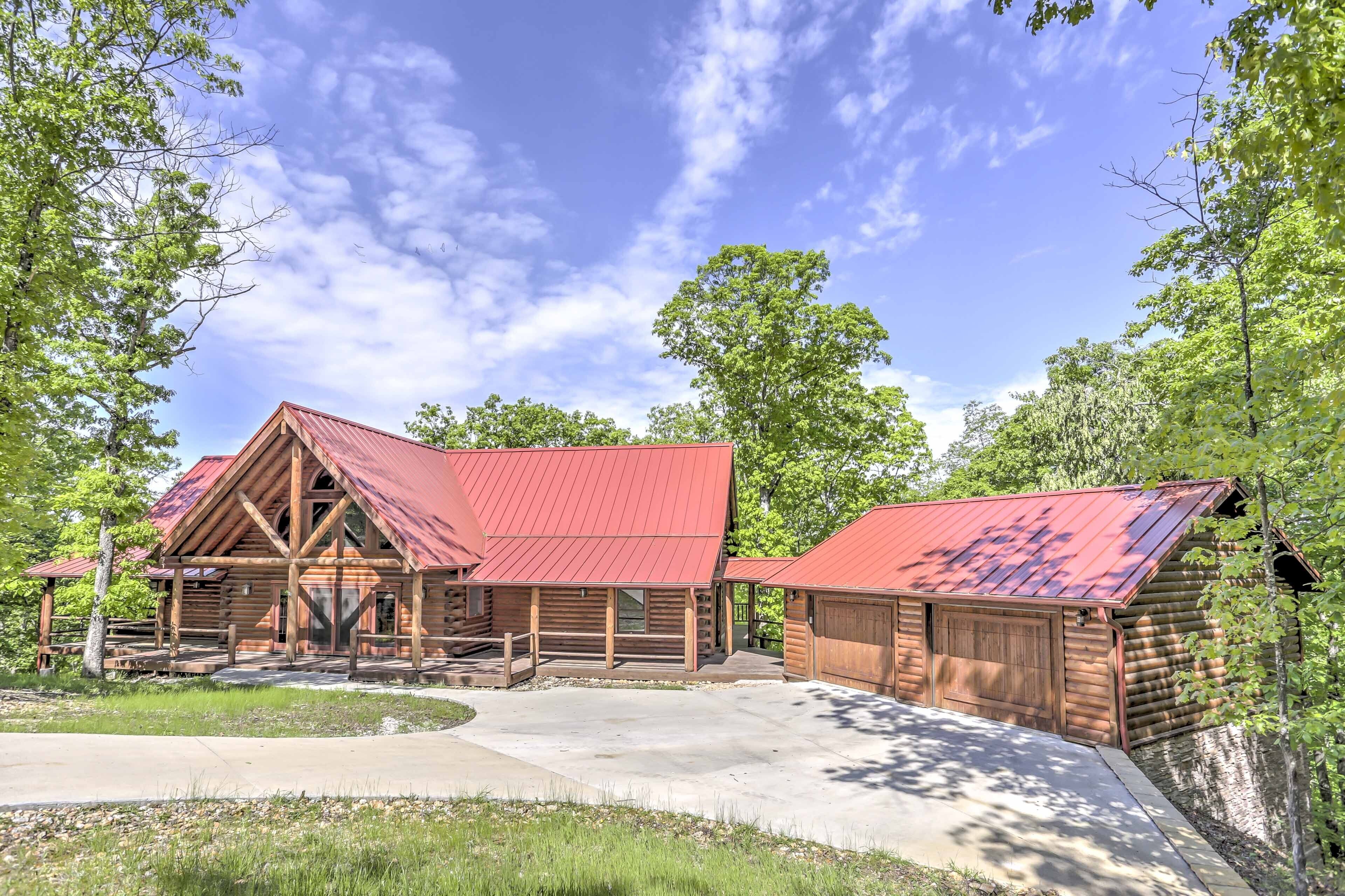 Private Eureka Springs Cabin w/ Beaver Lake Views!