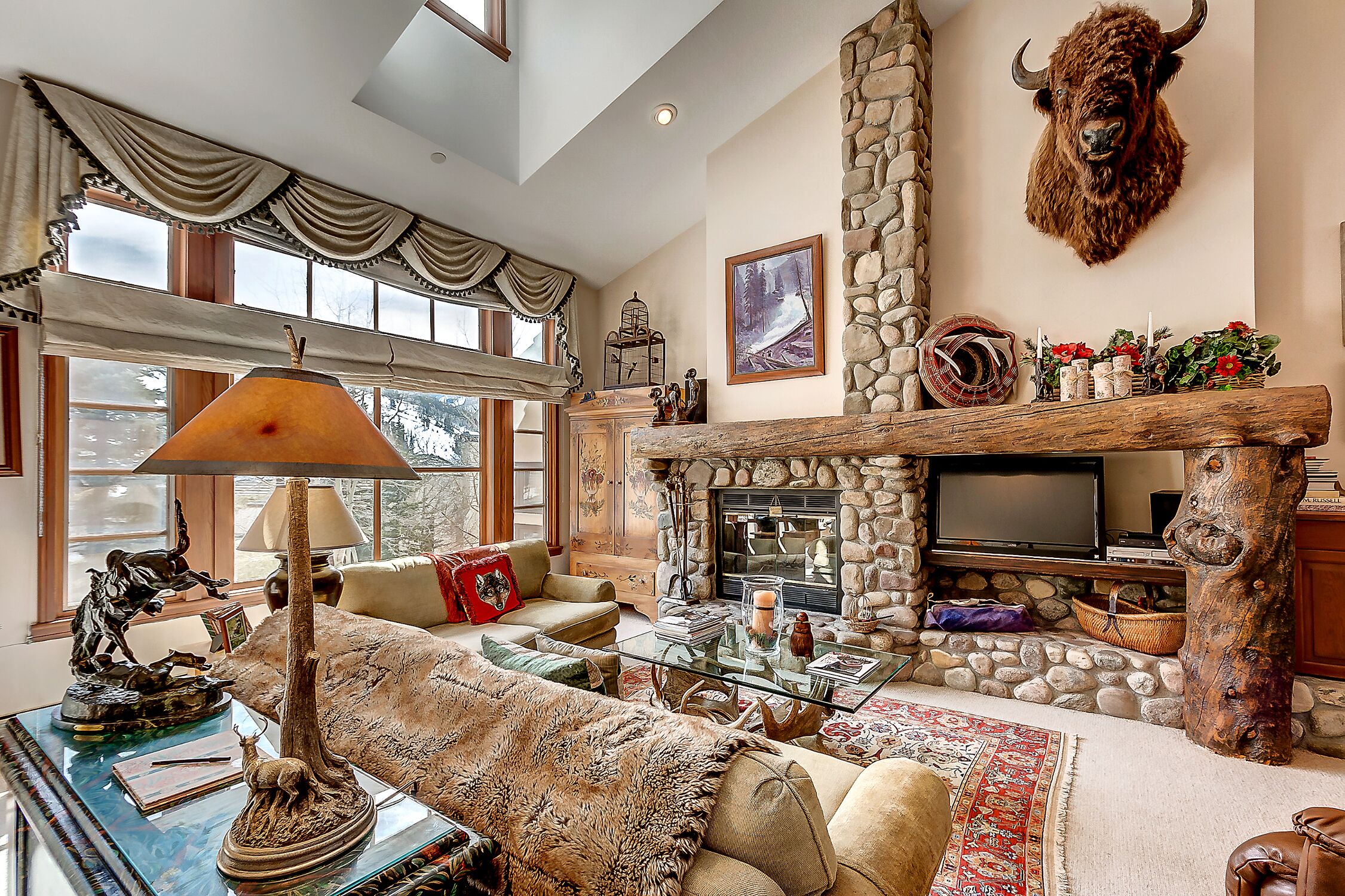 Fernseher, Kamin, DVD-Player, Bücher