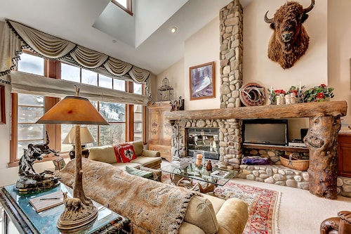 Mountain Western style home by hot tubs & Village