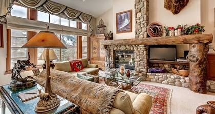 Mountain Western style home by hot tubs & Village