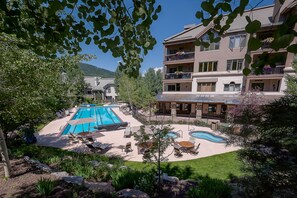 Un hôtel doté d’une piscine, d’un espace extérieur aménagé et offrant une vue sur les montagnes.